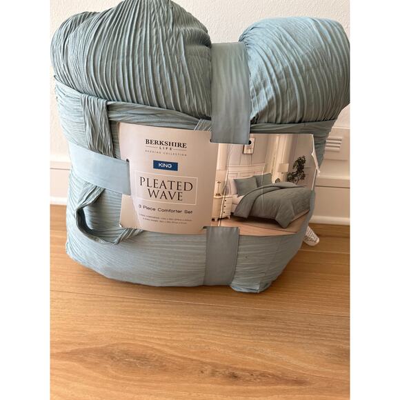 Berkshire Life Pleated Wave 3-piece Comforter Set, King, Blue - Picture 2 of 5